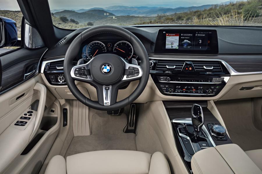 Интерьер BMW 530d xDrive Touring M Sport 2017 года  (WW) (фото 43 из 78)